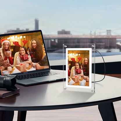 With the electronic album, no need for the laptop to rememorize your special moments 